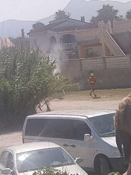 Incendio en els Marenys de Rafalcaid de Gandia cerca de varias casas