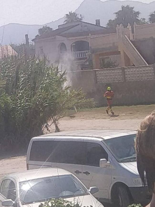 Incendio en els Marenys de Rafalcaid de Gandia cerca de varias casas