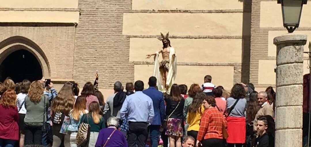 Imagen del Resucitado a su salida desde la Iglesia de la Encarnación de Motril