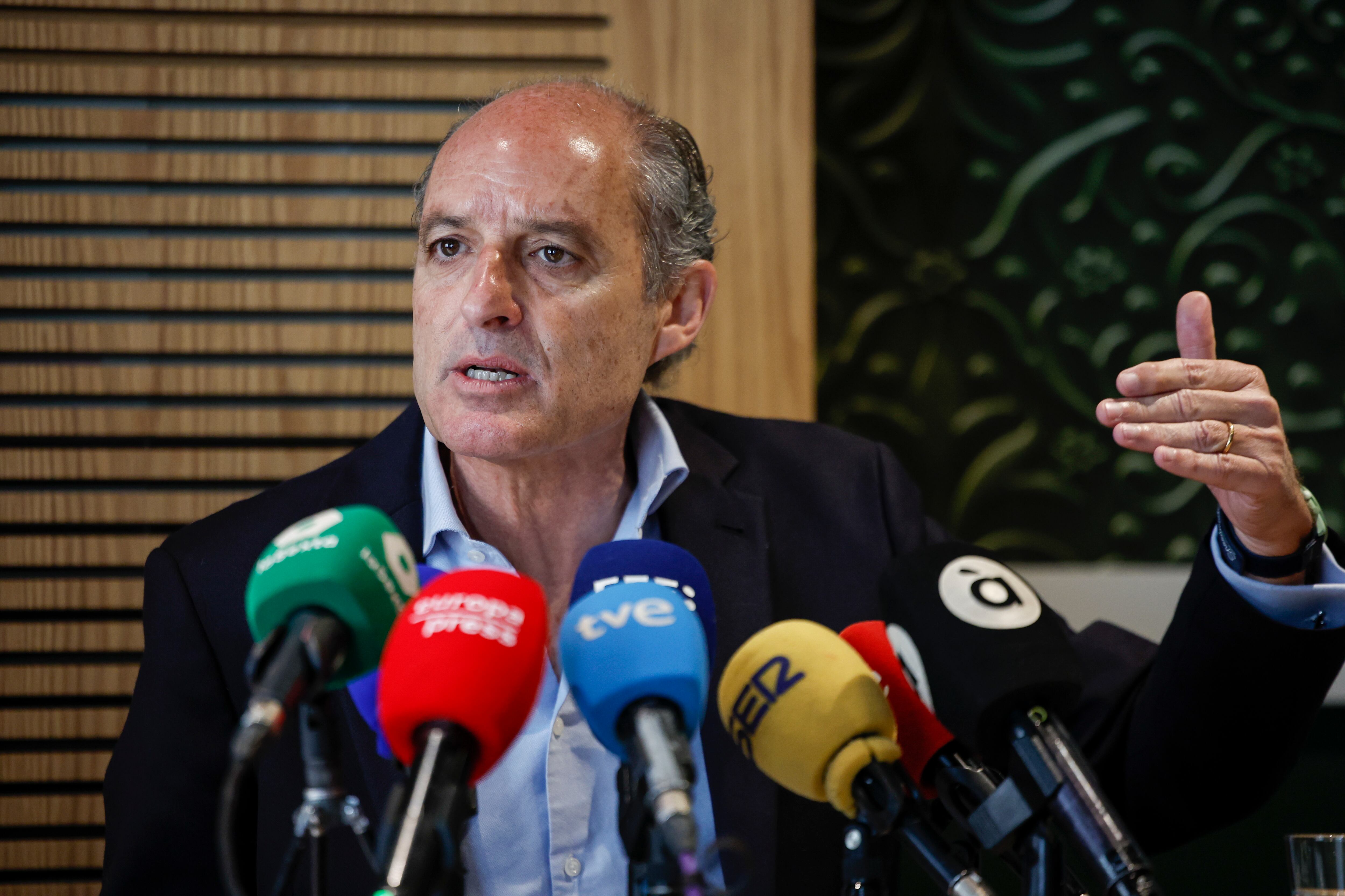 GRAFCVA2280. VALENCIA, 23/02/2026.- El expresident de la Generalitat Francisco Camps durante la presentación este lunes de los resultados de un estudio sobre la situación política de la Comunitat Valenciana. EFE/Biel Aliño