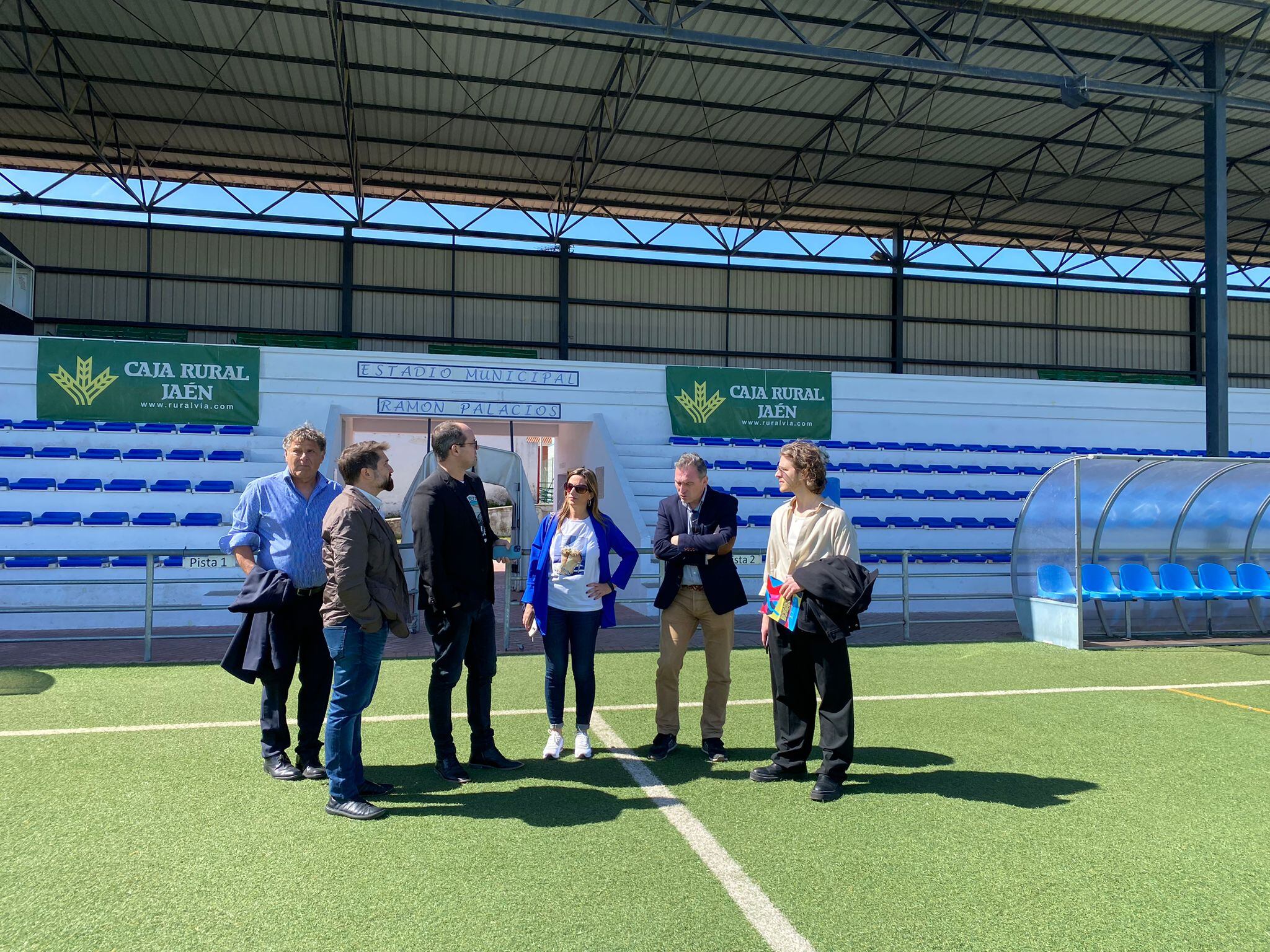 La alcaldesa de La Carolina, Yolanda Reche, charla con miembros de la delegación de Hofstteten en el campo de fútbol de la localidad.