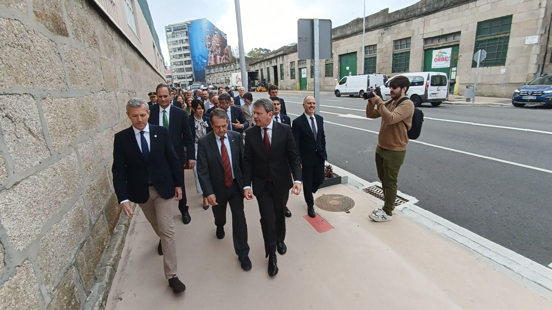 Alfonso Rueda, presidente de la Xunta, Abel Caballero, alcalde de Vigo y Jose Antonio Santano, Secretario de Estado de Transportes y Movilidad Sostenible, inaugurando el nuevo paseo de Beiramar