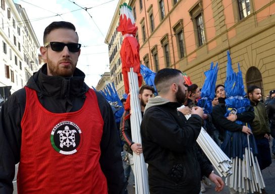 Miembrps de Casa Pound preparan la protesta contra el primer ministro Renzi.