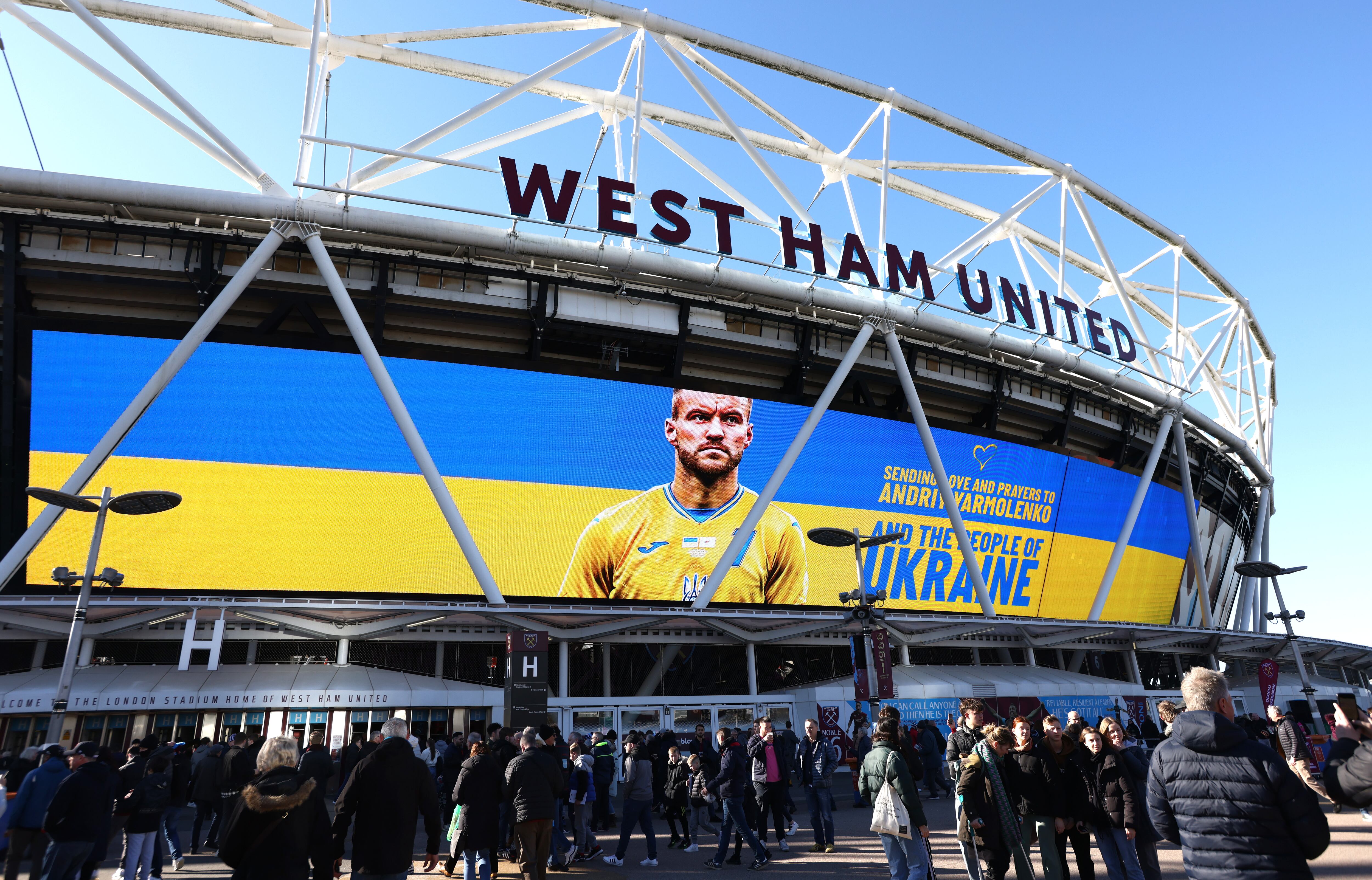 El estadio del West Ham se vistió con los colores de Ucrania para apoyar a su futbolista Andriy Yarmolenko