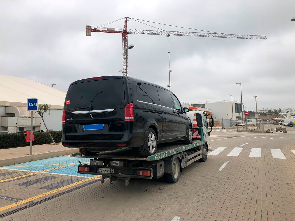 El Consell de Ibiza inmoviliza el primer VTC de la temporada por incumplir la ley