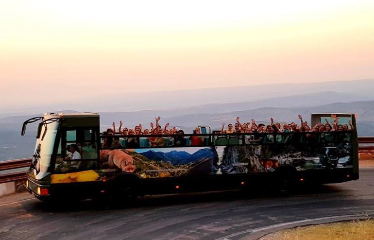 El bus panorámico de TURISNAT realiza las primeras salidas