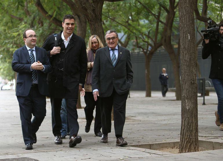 El secretario general del PSOE, Pedro Sánchez y el presidente de los socialistas catalanes, Àngel Ros, junto al primer secretario del PSC, Miquel Iceta, el pasado lunes.