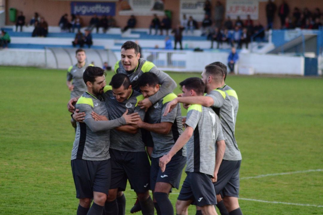 El CF Gandia celebra el gol de al victoria frente al Villena