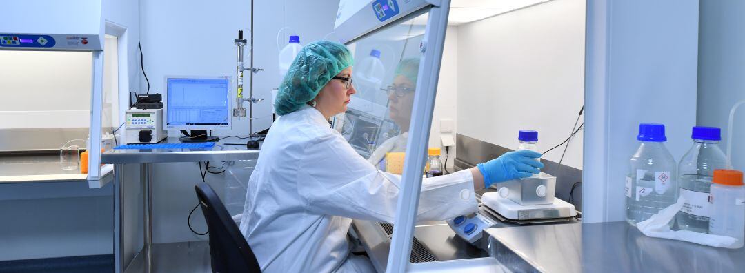 Investigadora analiza drogas en un laboratorio