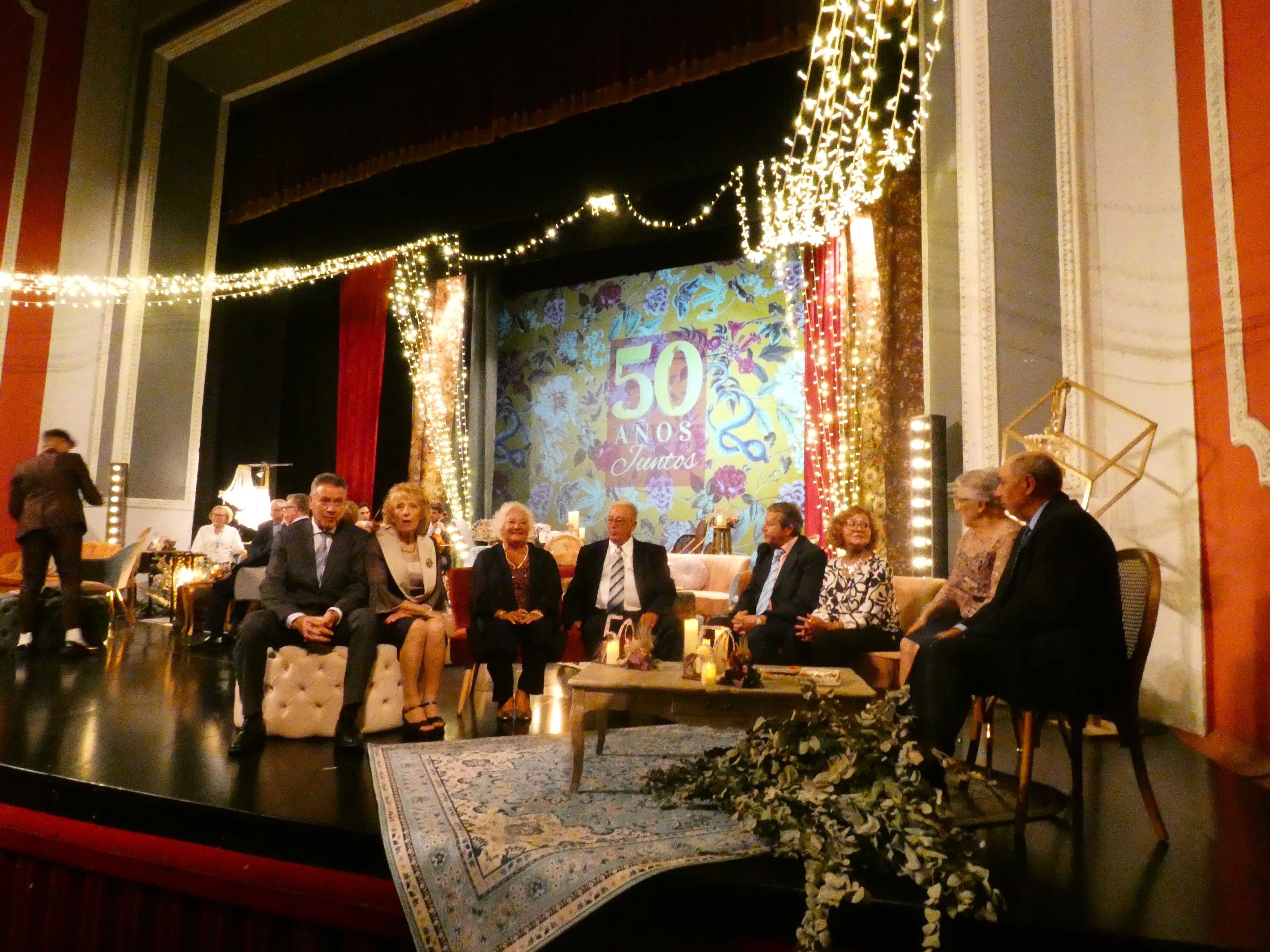 !0 parejas que cumplen 50 años de casados, homenajeadas en el Teatro Castelar de Elda