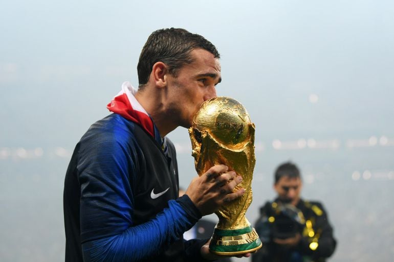 Antoine Griezmann besando la copa del Mundo