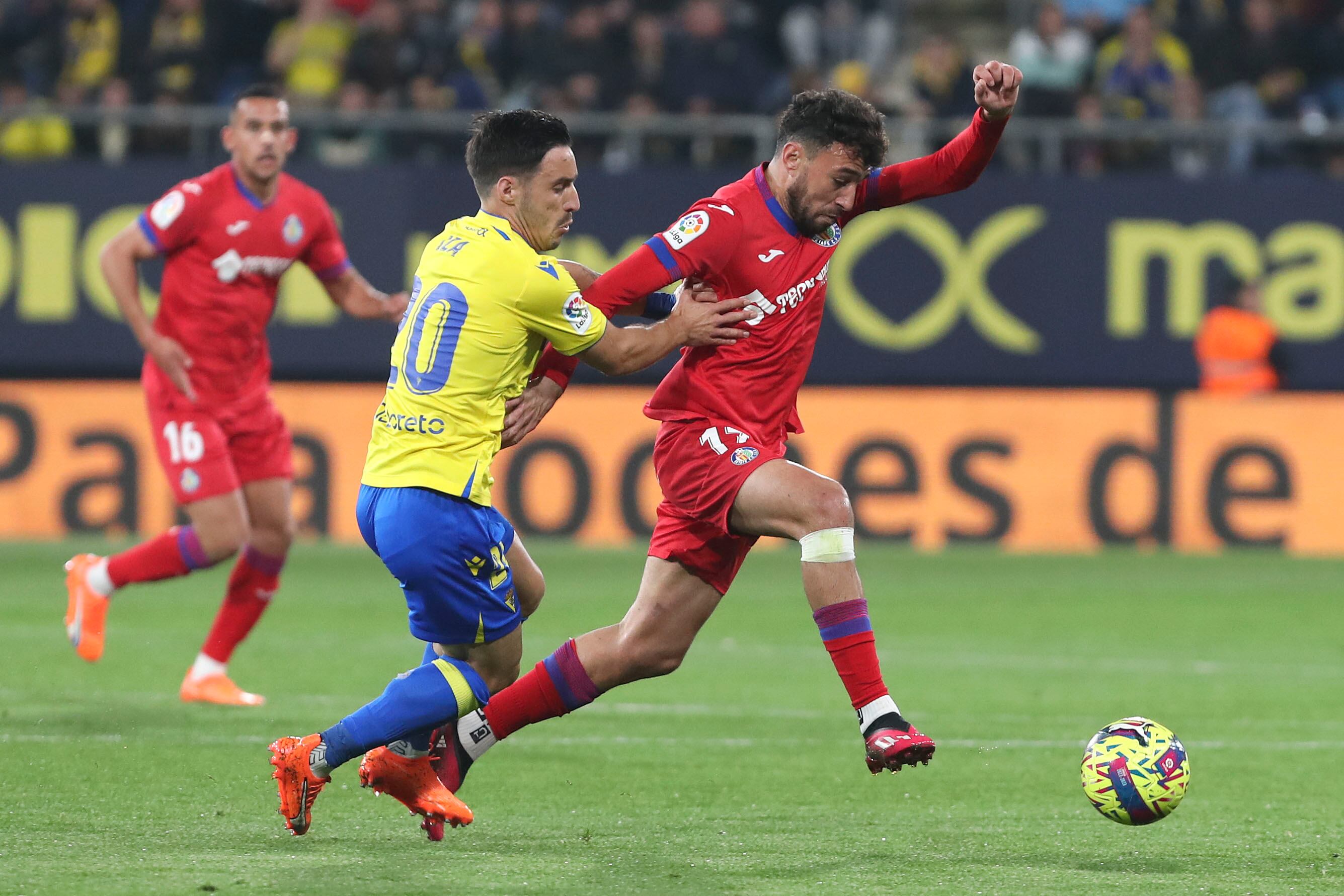 CÁDIZ, 10/03/2023.- El delantero del Getafe CF Munir El Haddadi (d) se escapa del defensa del Cádiz CF Iza Carcelén, durante el partido de la jornada 25 de Liga que enfrenta al Cádiz CF y al Getafe CF en el Estadio Nuevo Mirandilla. EFE/Román Ríos.
