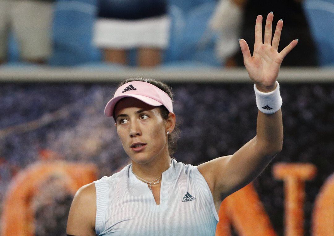 Garbiñe Muguruza saluda al público de Melbourne tras su triunfo ante Konta.