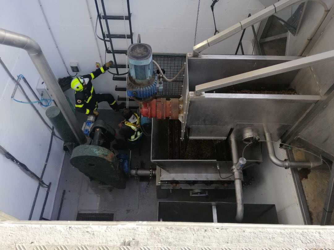 Uno de los momentos del rescate del operario en el interior de la bodega