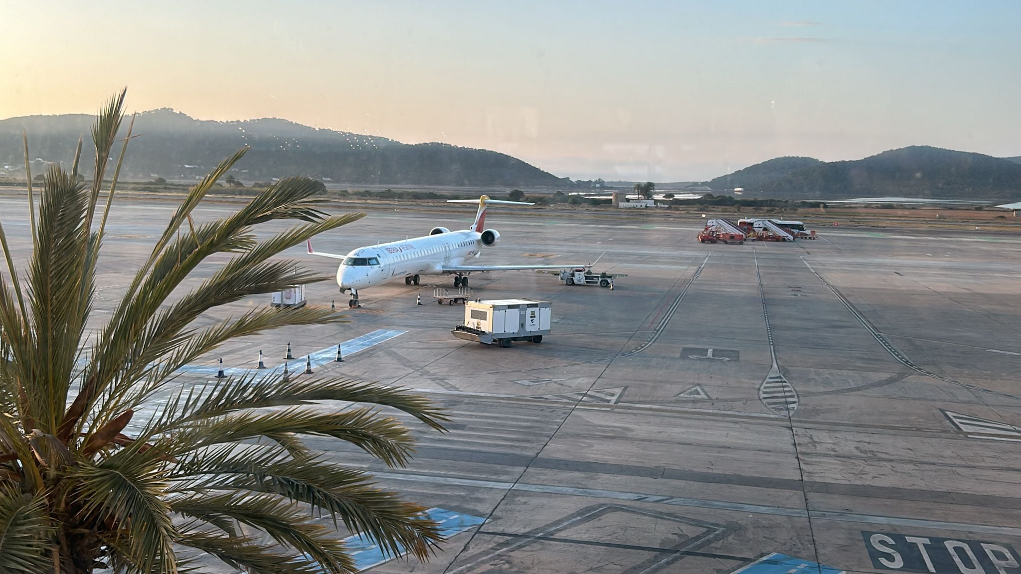 Un avión en la pista del aeropuerto de Ibiza