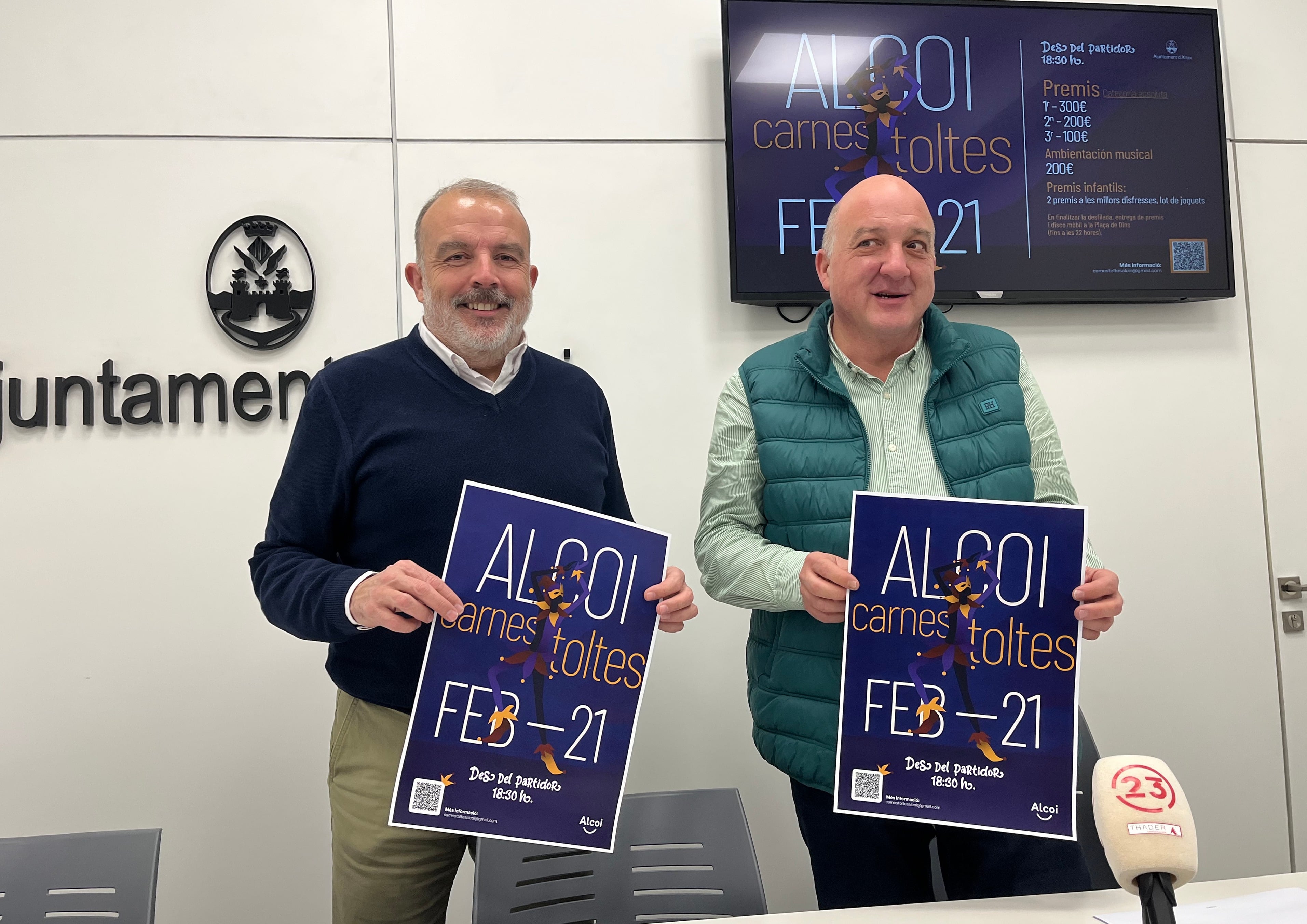 Jordi Martínez, edil de Fiestas; y Tomás Tomás presentando el Carnaval de Alcoy de 2026.