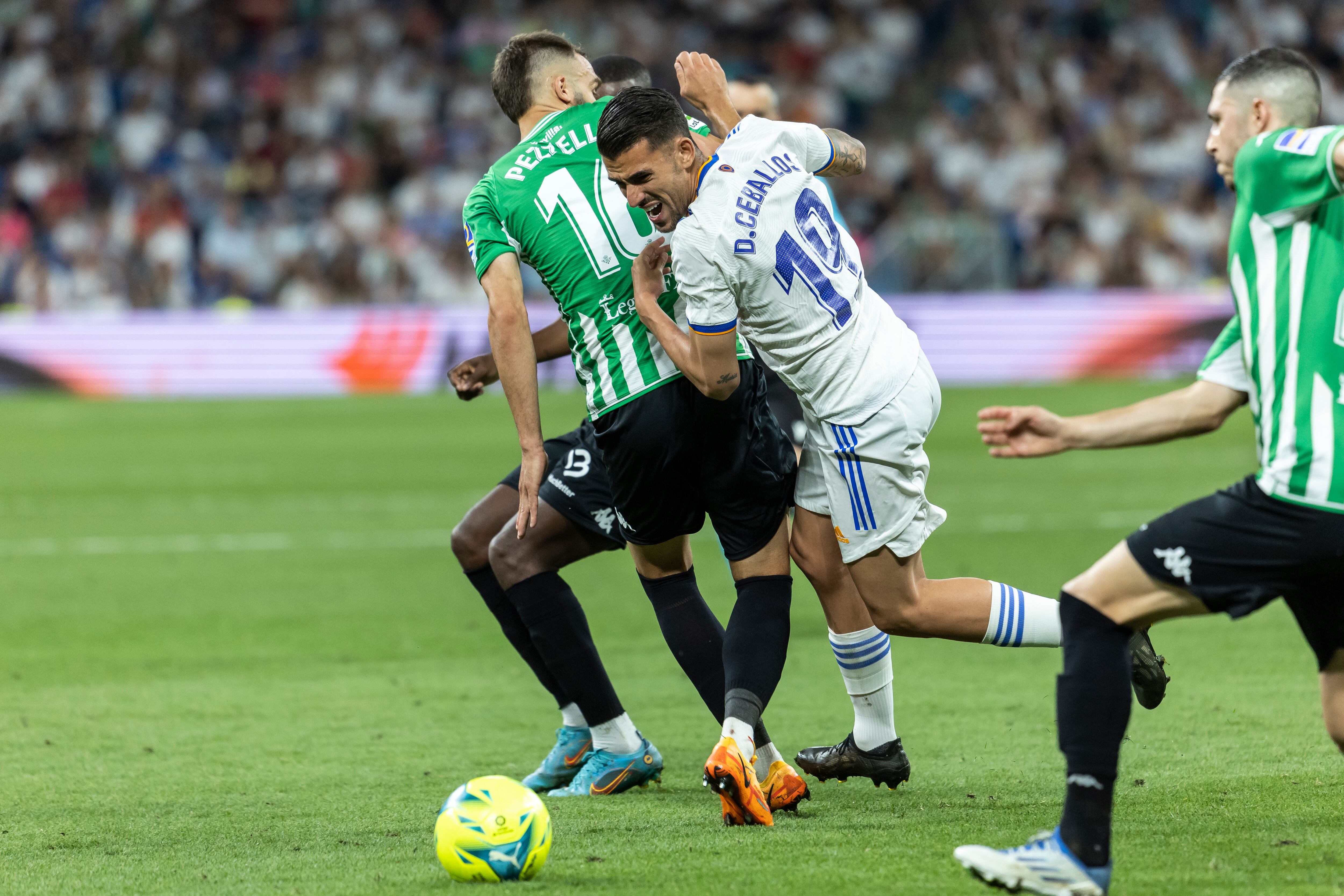 MADRID, 20/05/2022.- El centrocampista del Real Madrid Dani Ceballos (c) trata de superar a Germán Pezzella (i), del Betis, durante el encuentro de la jornada 38 de LaLiga entre Real Madrid y Real Betis, este viernes en el Estadio Santiago Bernabéu, en Madrid. EFE/Rodrigo Jiménez