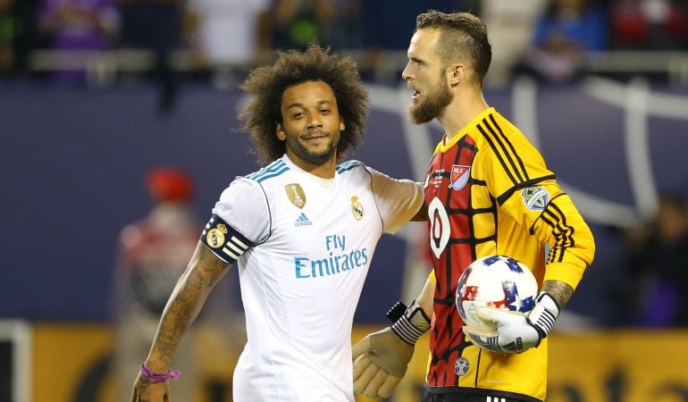 El defensa del Real Madrid Marcelo junto con Stefan Frei, el portero del Seattle Sounders durante el partido amistoso de la MLS All-Star. 