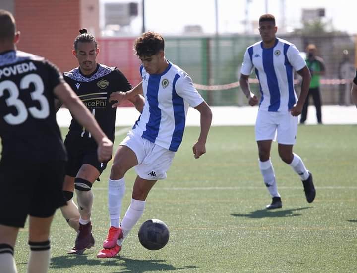Abde, con la camiseta del Hércules CF, frente al Intercity