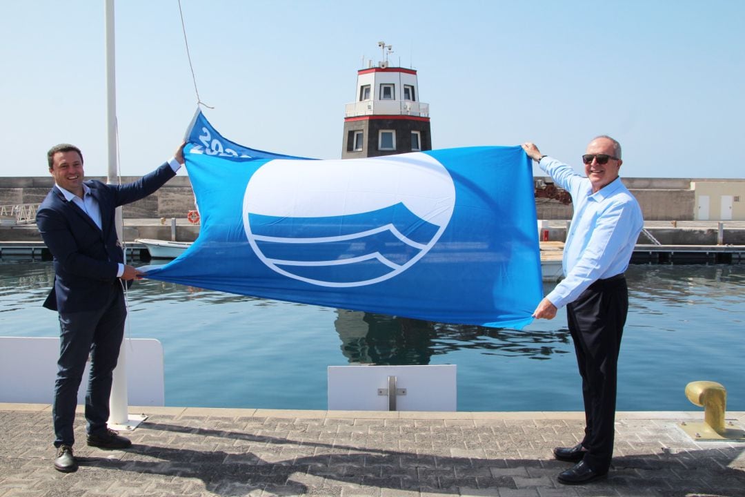 El alcalde de Yaiza, Óscar Noda, junto al presidente de Calero Marinas, José Calero.