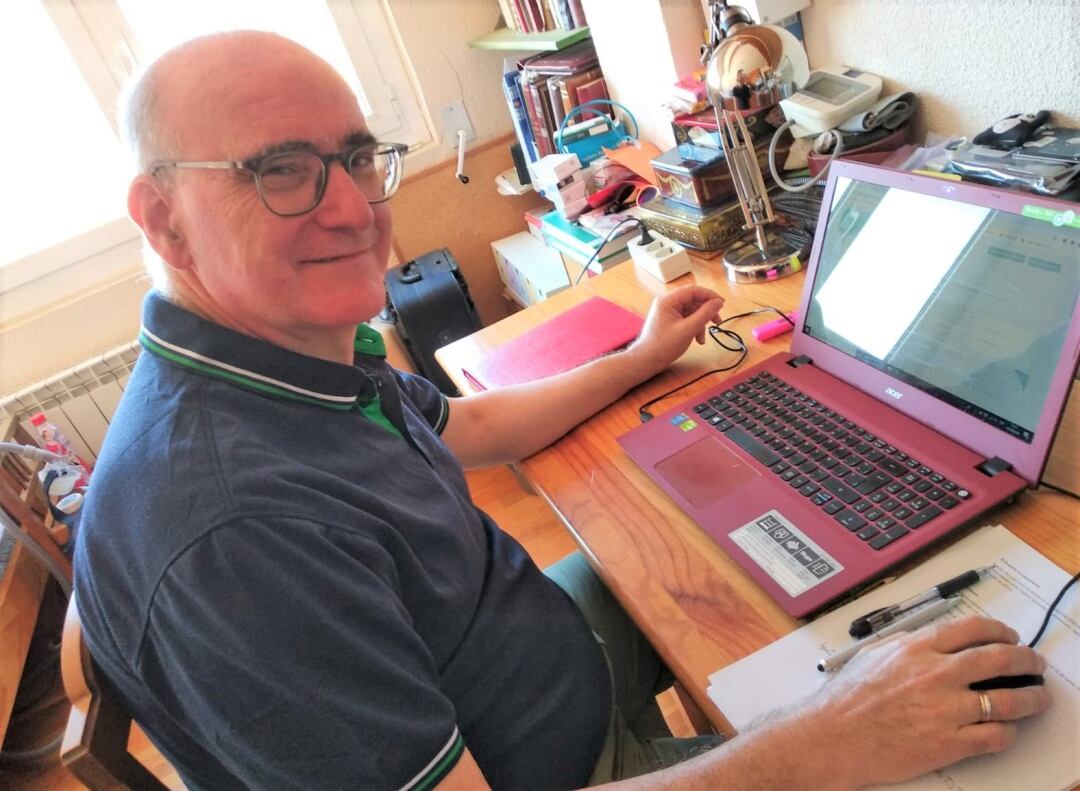 Emilio Maestre, presidente de la Fundación Paurides en su despacho