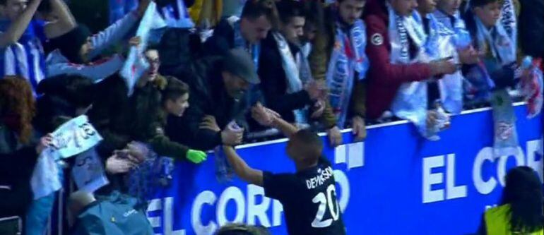 Deyverson se acerca a consolar a la afición del Celta