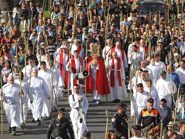 GRAFCVA2872. ALICANTE, 20/04/2023.- Miles de alicantinos recorren los ocho kilómetros que separan el centro de Alicante del monasterio de la Santa Faz, donde según la creencia desde hace siglos se custodia uno de los pliegues con los que la Verónica secó el rostro de Jesús en su camino al monte Calvario.EFE/ Morell