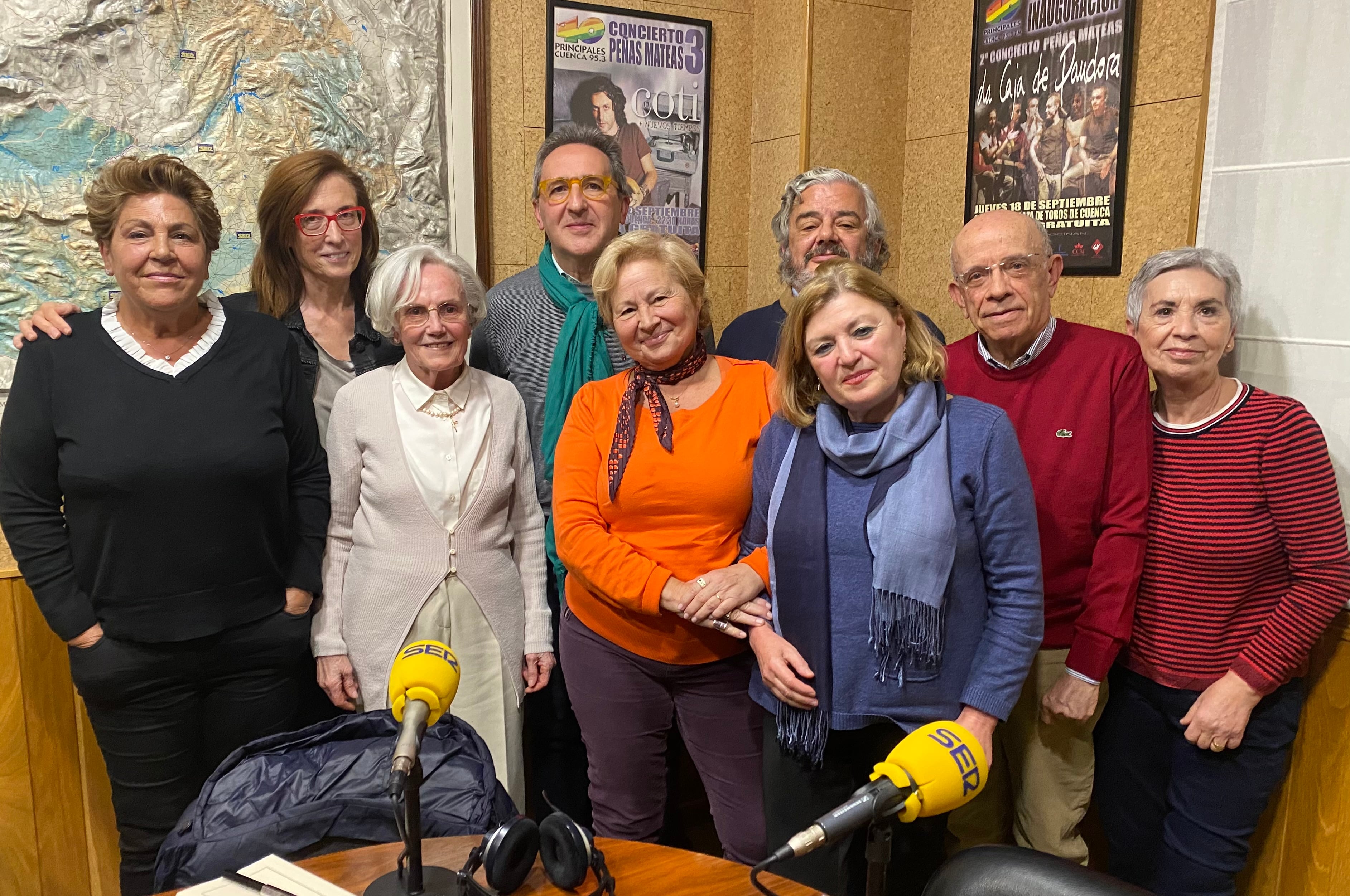 Grupo de alumnos de la José Saramago 50 Plus de Cuenca junto a su profesor de Literatura Juan Manuel García Ruiz (de pie el segundo desde la izquierda).