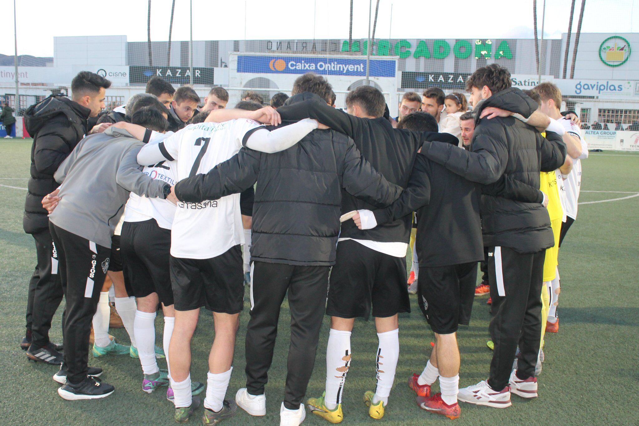 L'Ontinyent 1931 celebren units la victòria davant de l'Atzeneta UE