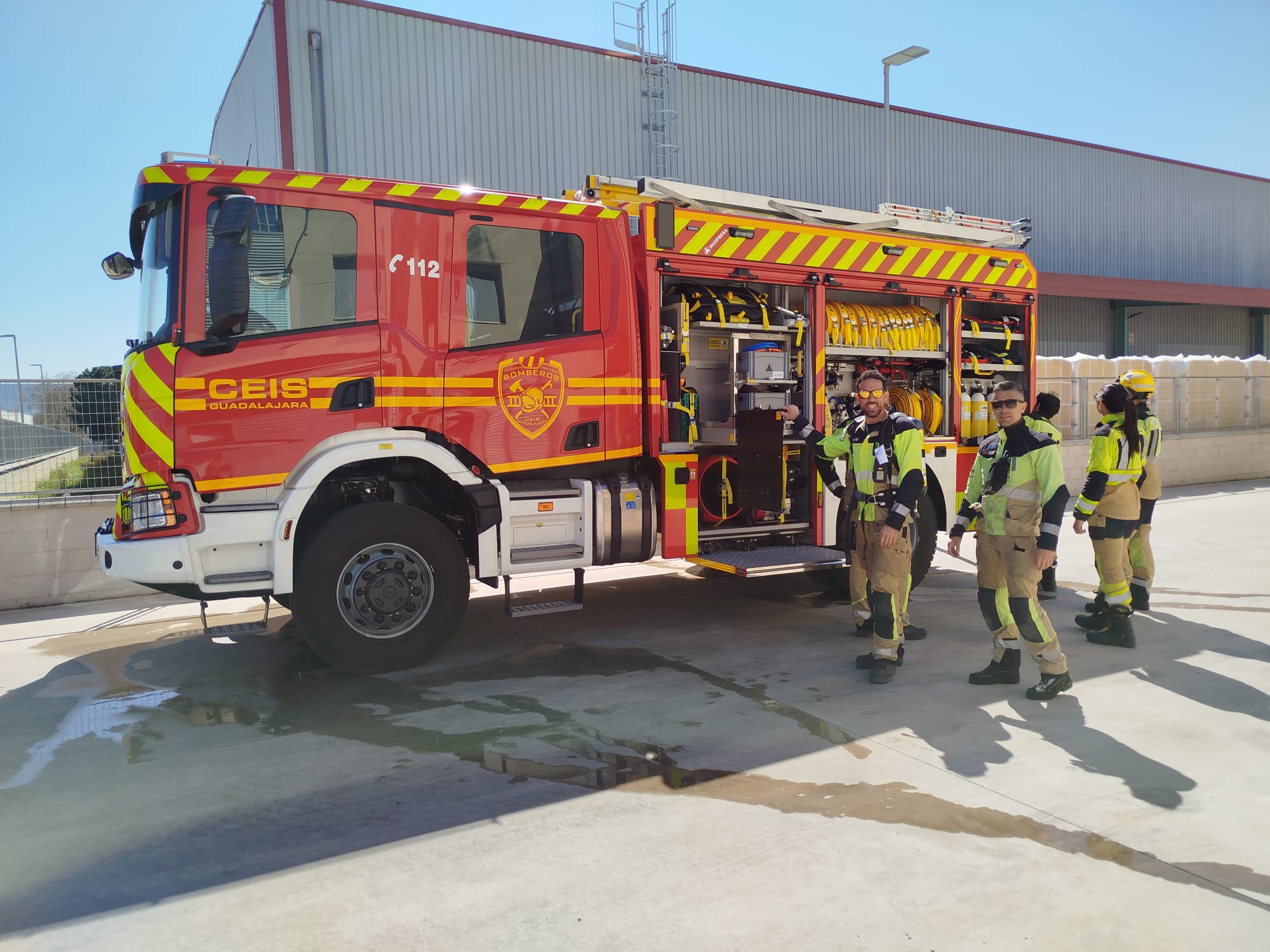 Vehículo y bomberos del Parque de Sacedón