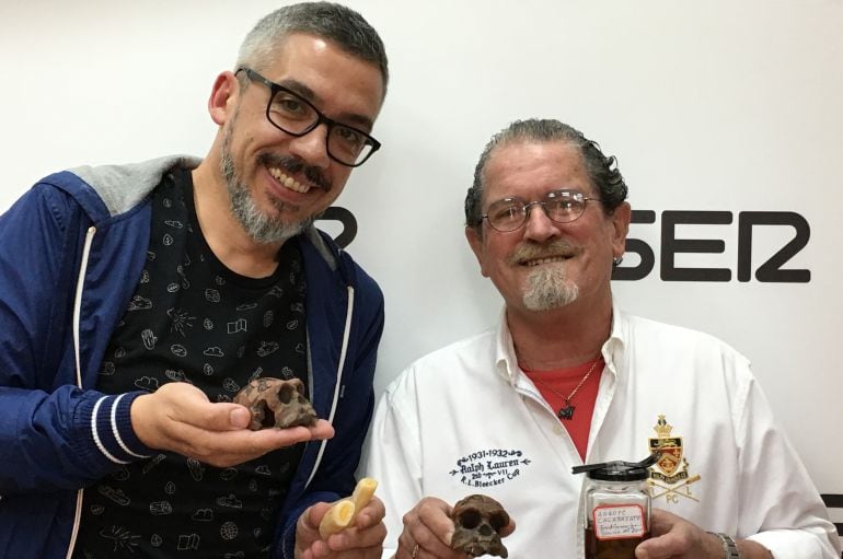 Javier García del Toro y Paco Sánchez posan con el fósil del decano de los muertos en la Región de Murcia, huesos de santo y arrope calabazate.