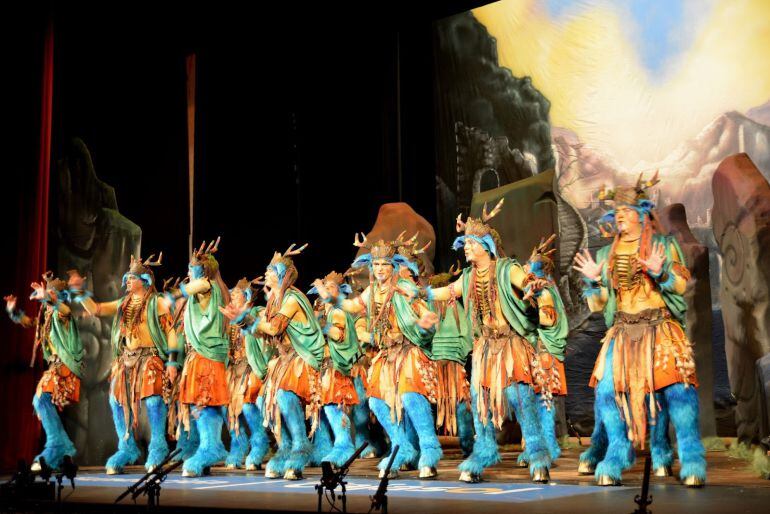 Una comparsa en la escena del Gran Teatro Falla, en pleno concurso.