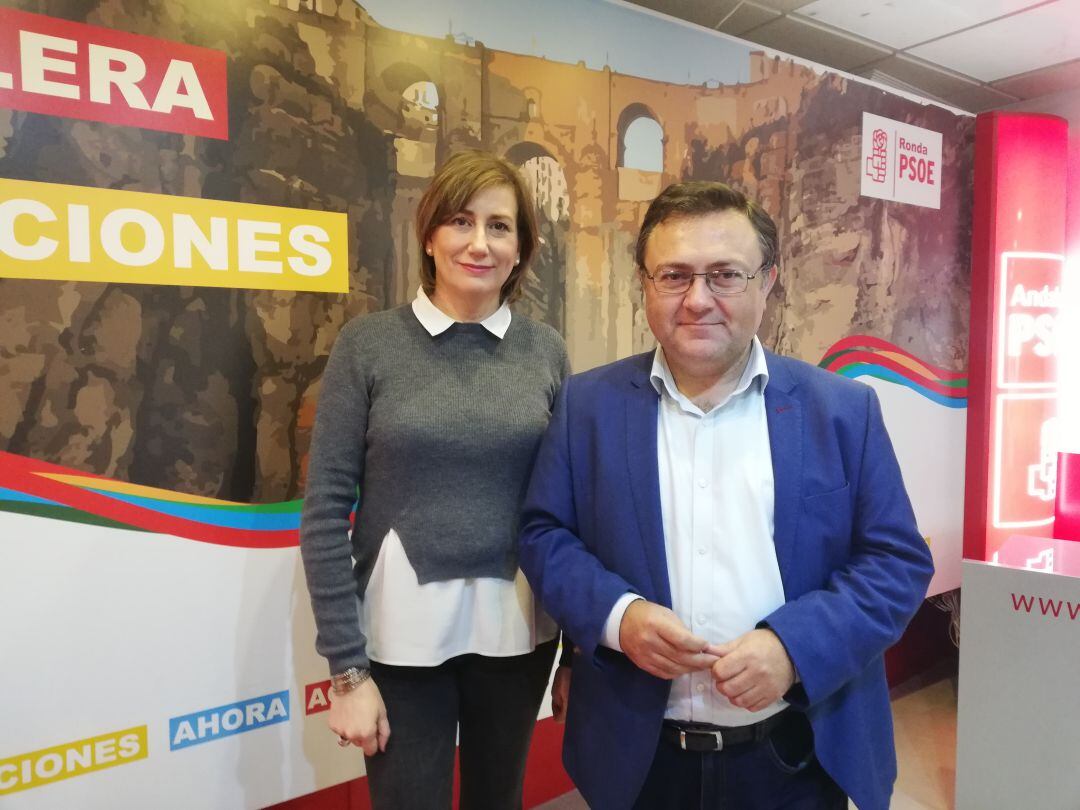 Isabel Aguilera y Miguel Ángel Heredia en la sede del PSOE de Ronda