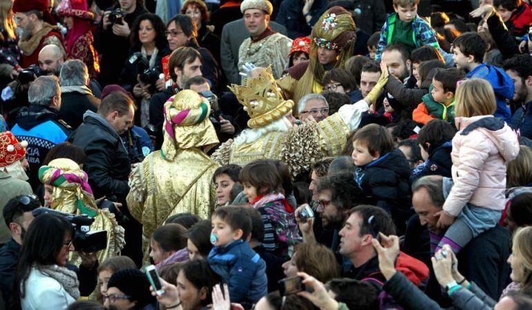 Fotografía de archivo de una cabalgata de reyes. 