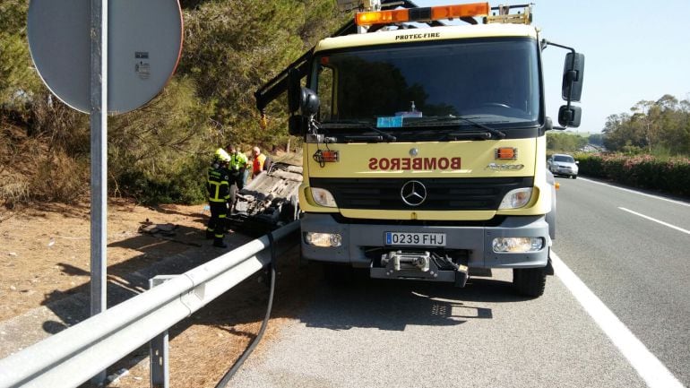 Bomberos de Jerez rescatan al fallecido en un accidente en la AP-4