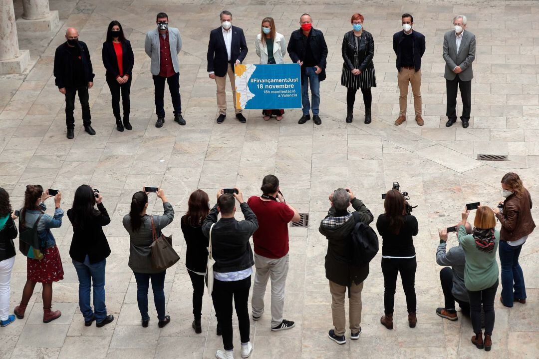 Representantes de la patronal CEV, los sindicatos CCOO PV y UGT-PV y los partidos políticos PSPV, Compromís, Ciudadanos y Podem anuncian un acto en conmemoración de la manifestación de la Plataforma per un #FinançamentJust.