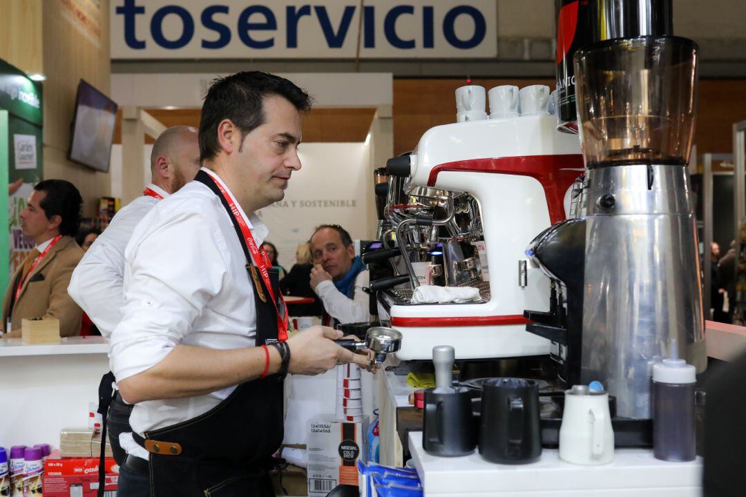 Un camarero prepara café en un bar