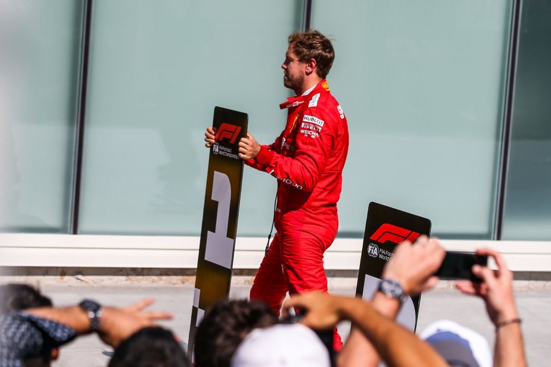 Vettel cambia los cartones de posición