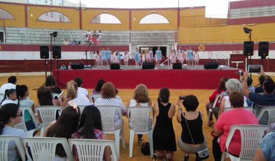 Padres y madres durante la audición de la Escuela Municipal de Música, Canto y Danza en la Plaza de Toros