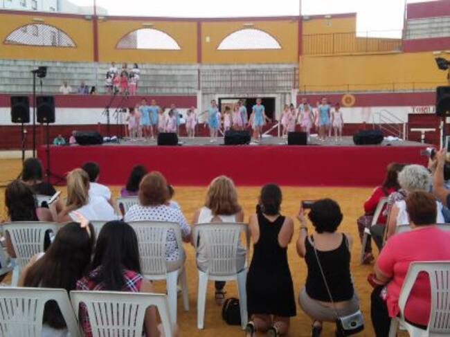 Padres y madres durante la audición de la Escuela Municipal de Música, Canto y Danza en la Plaza de Toros