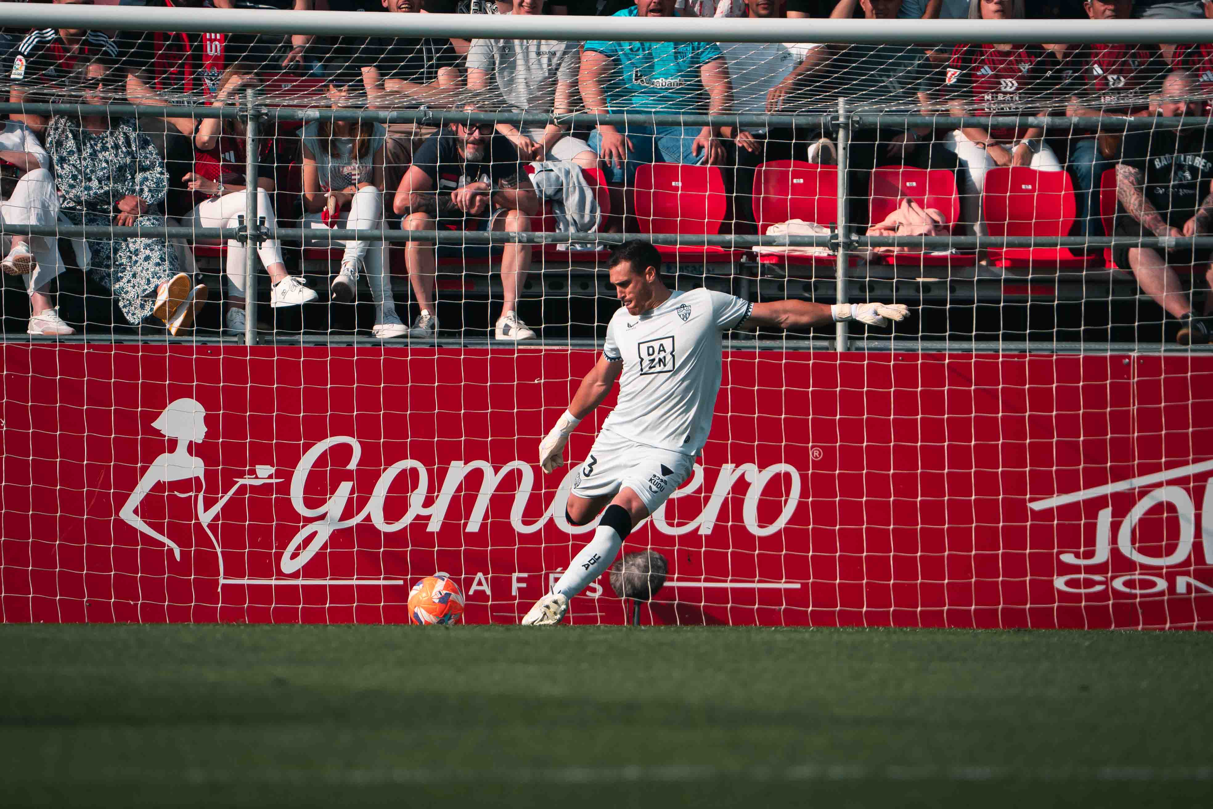 El murciano-almeriense y capitán del conjunto almeriense lleva cinco encuentros de Liga y la defensa parece otra.