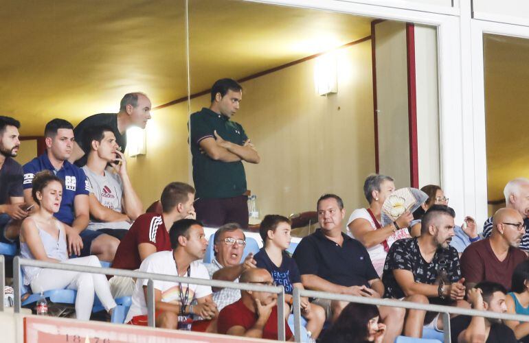 Fran Fernández siguiendo el partido en el palco.