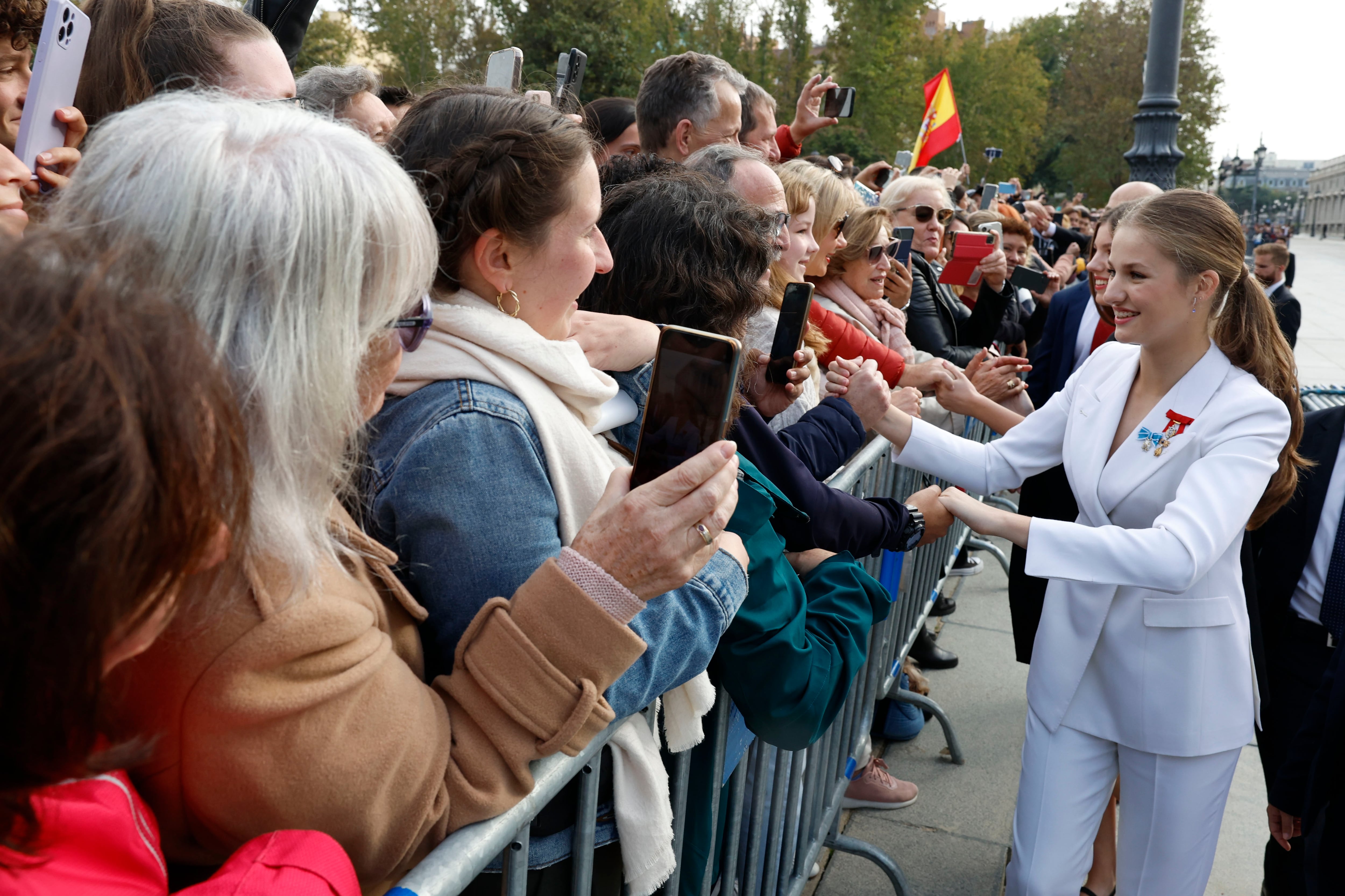 La princesa Leonor saluda y se fotografía con las personas congregadas en la Plaza de Oriente de Madrid, tras el almuerzo celebrado en honor de la princesa Leonor con motivo de la jura de la Constitución en su 18 cumpleaños, en el Palacio Real. EFE/CASA S.M. EL REY/ Francisco Gomez/