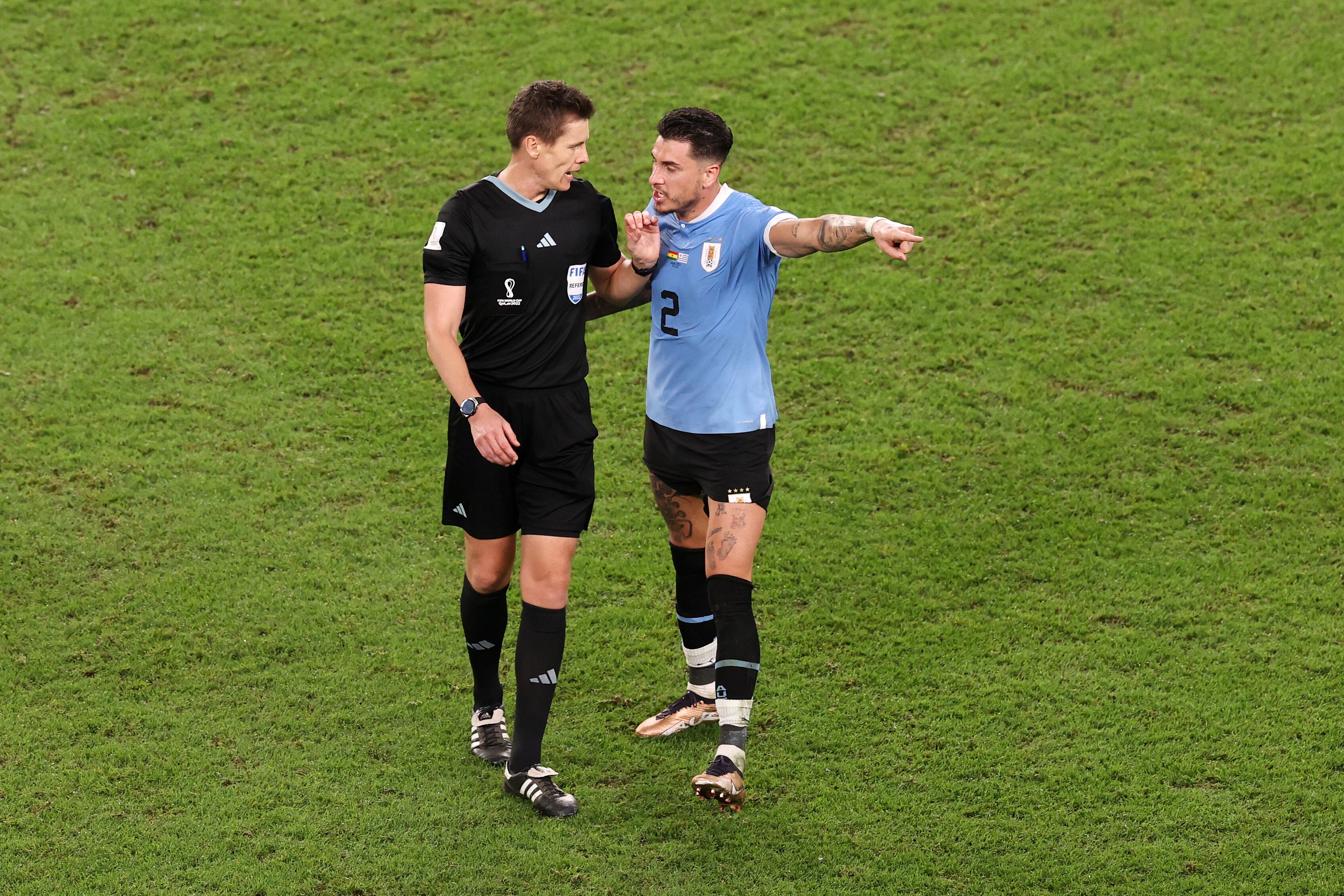 Giménez protesta a Daniel Siebert, colegiado del partido entre Uruguay y Ghana.