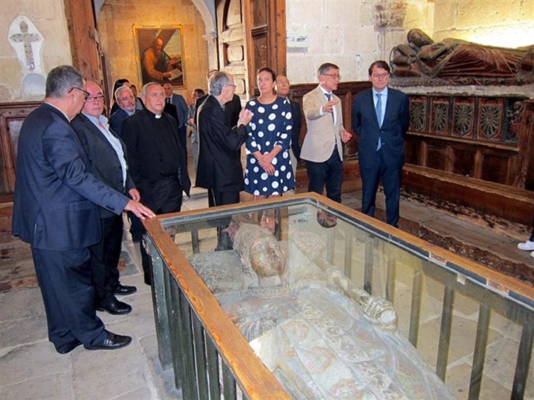 Imagen de la presentación de la exposición, con representantes políticos y religiosos.