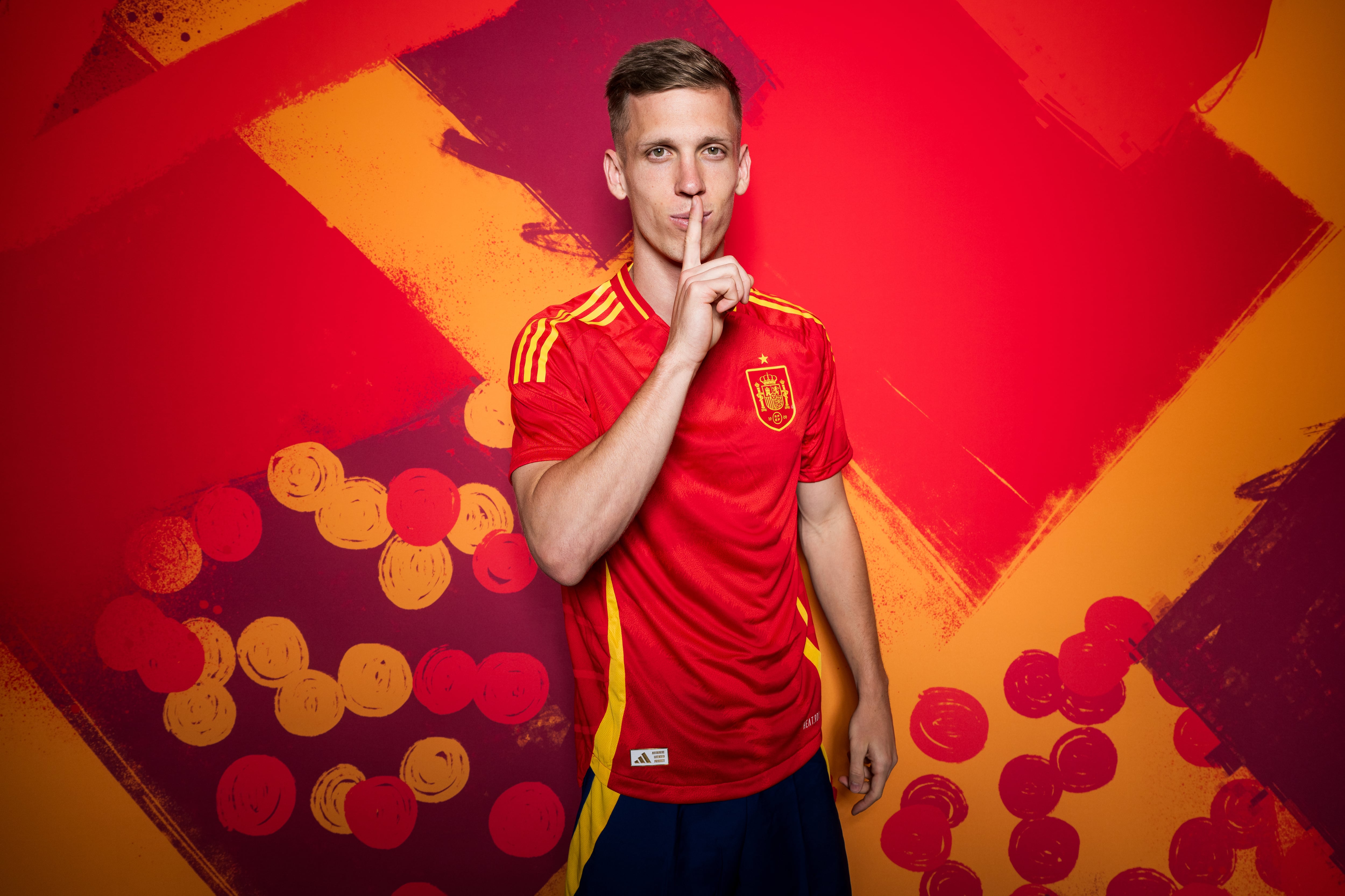 Dani Olmo posa en las fotos oficiales de la Selección española para la Eurocopa 2024