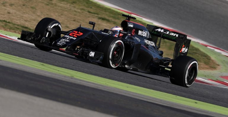 Jenson Button, durante la sexta jornada de entrenamientos en el Circuit de Catalunya.