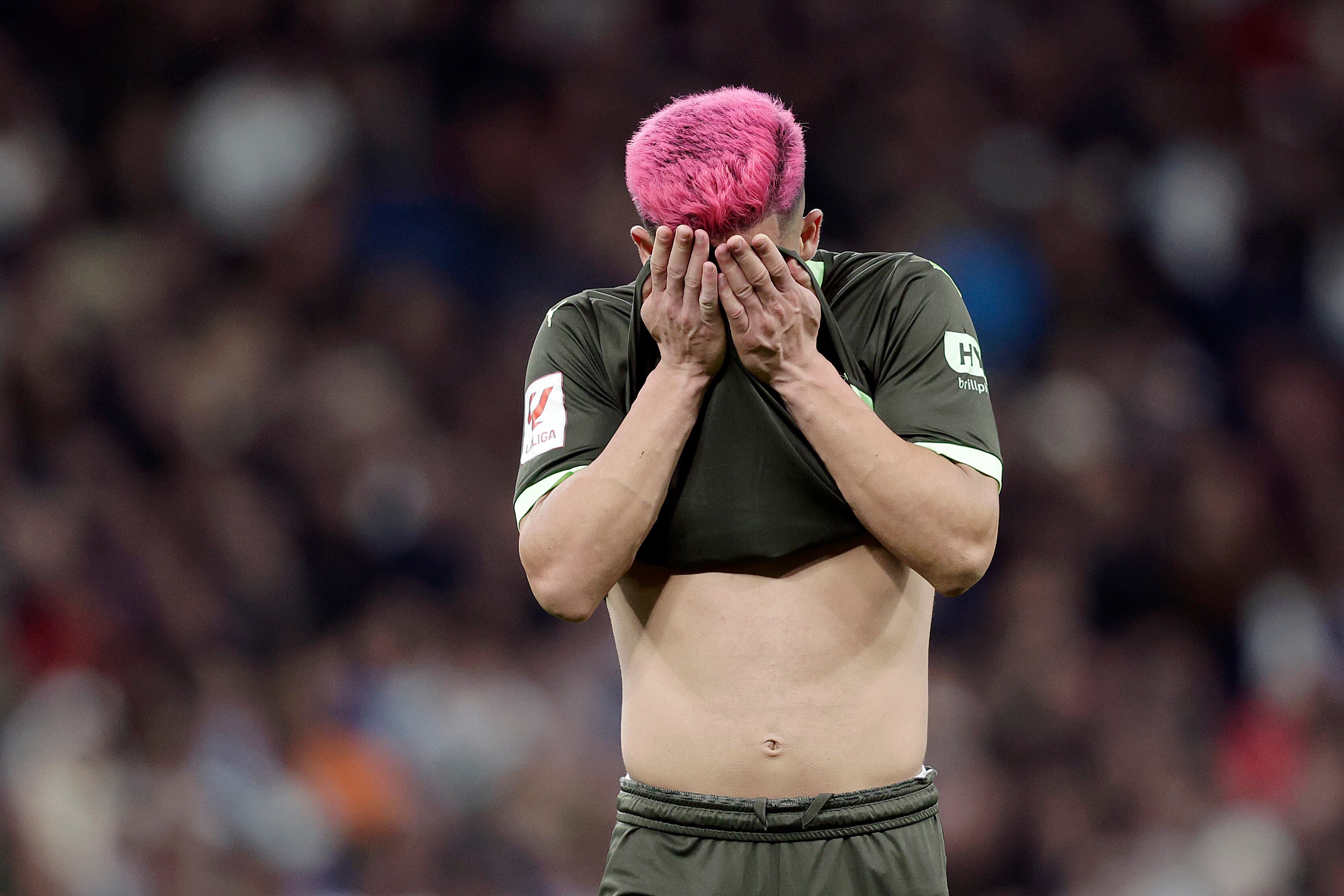 Yan Couto llora desconsoladamente tras el final del Real Madrid - Girona (Photo by David S.Bustamante/Soccrates/Getty Images)