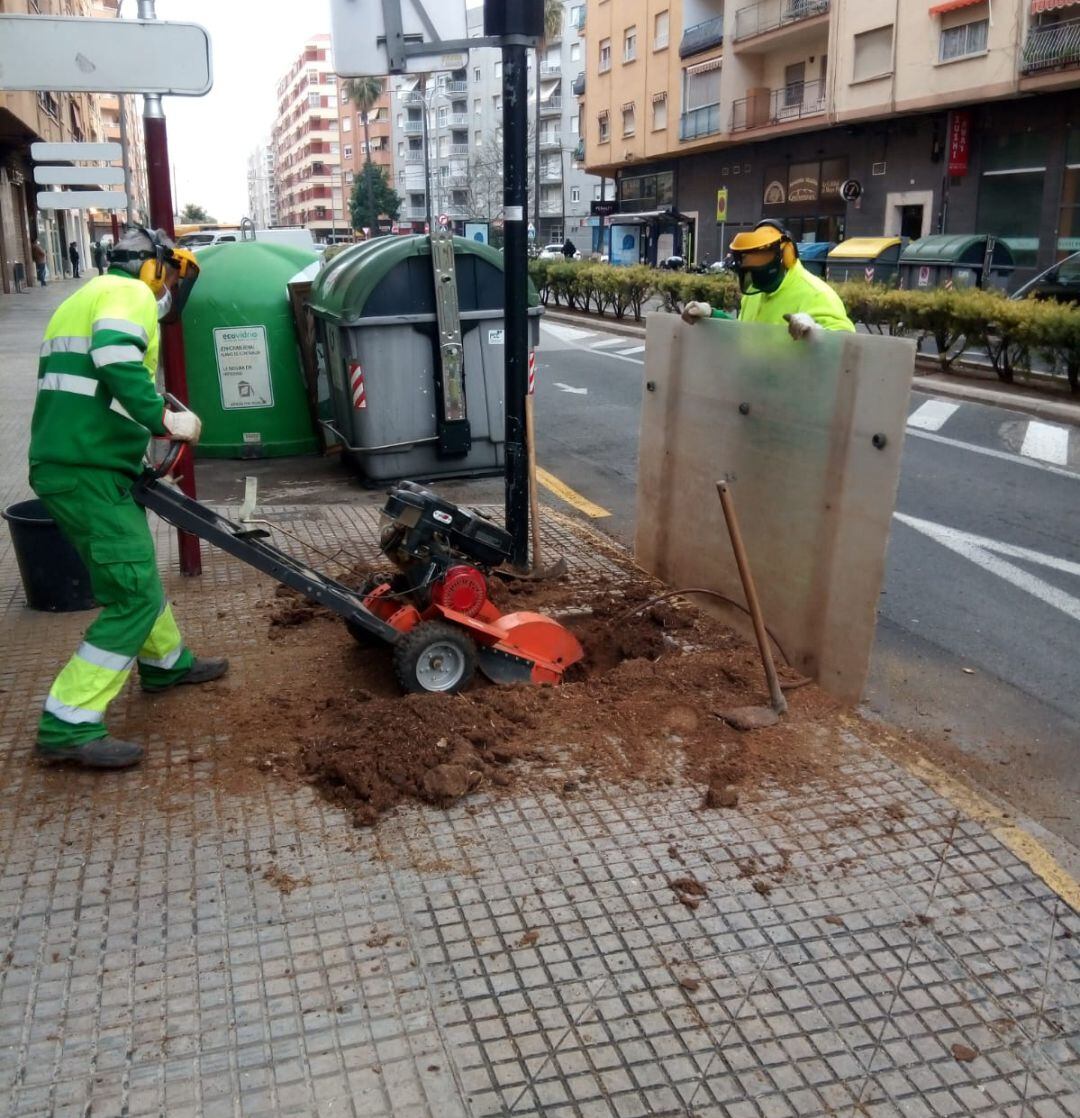 Máquina para extraer troncos secos  