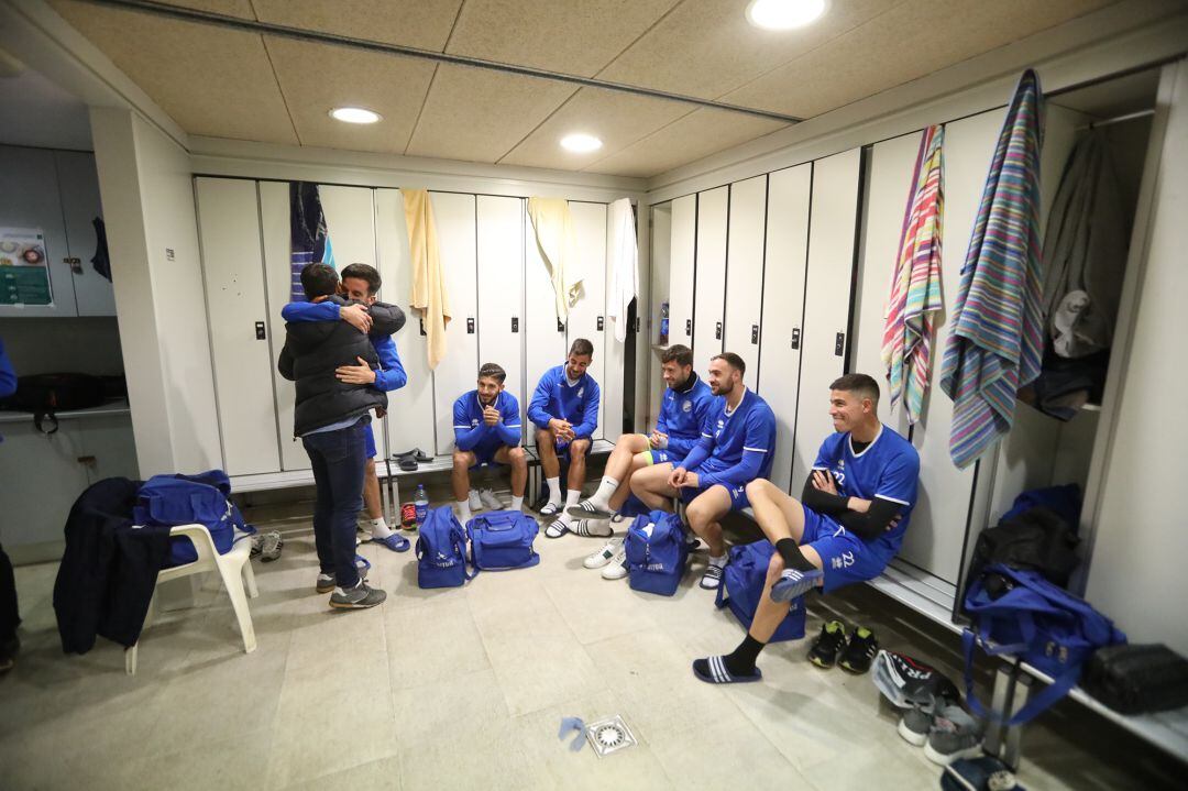 Masegosa abrazado a Antonio Bello en el vestuario de Chapín